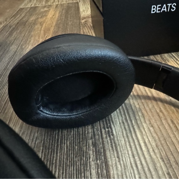 Beats Studio3 Wireless Noise Cancelling Headphones - Matte Black - Picture 5 of 9